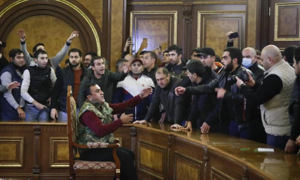 Εξοργισμένοι Αρμένιοι λίντσαραν τον πρόεδρο της Βουλής: «Δεν παραδίνουμε τη γη μας» (βίντεο)